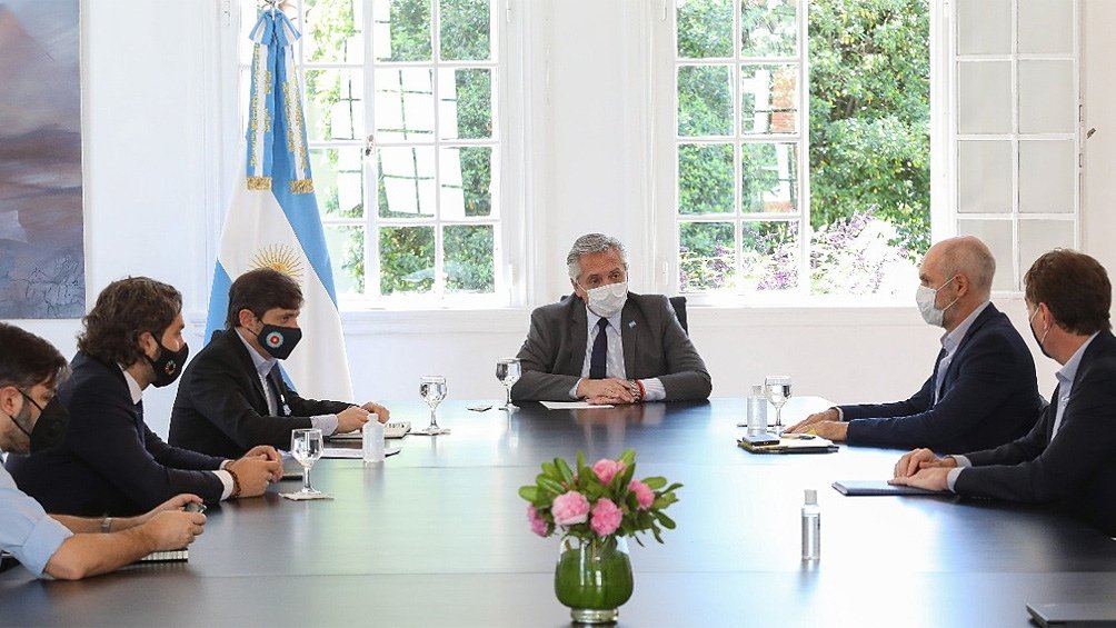 «Políticos con delay»