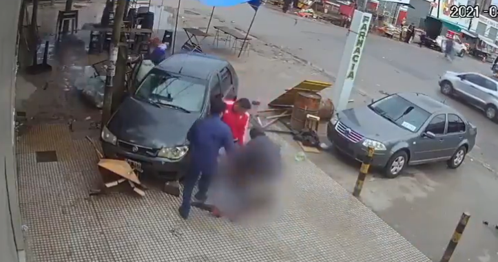 Accidente en Banfield: un auto atropelló a una mujer que armaba un puesto de venta en la calle