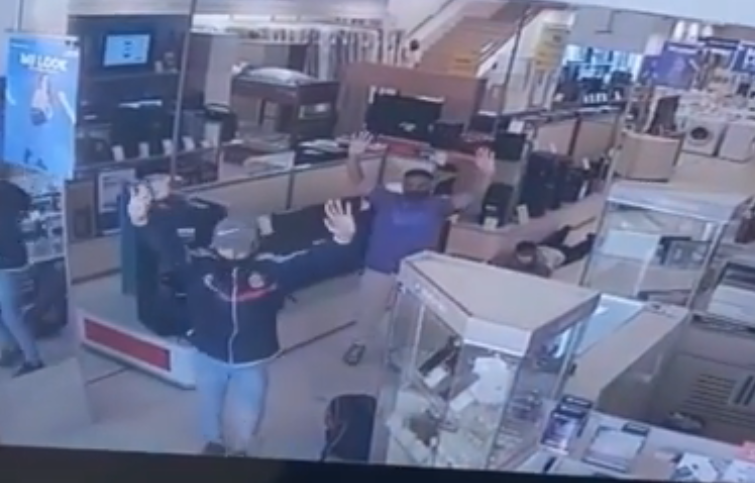 Atraco en pleno centro de Lomas de Zamora: dieron con ladrones que entraron a robar al local Coppel