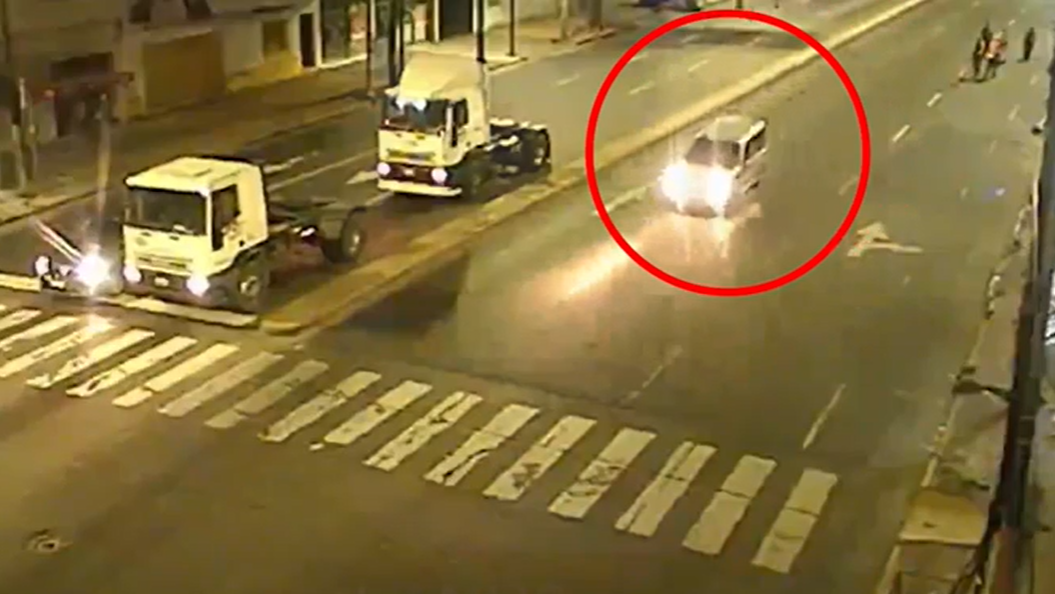 De película: intentó escapar de contramano por la avenida en Lanús y chocó contra una panadería