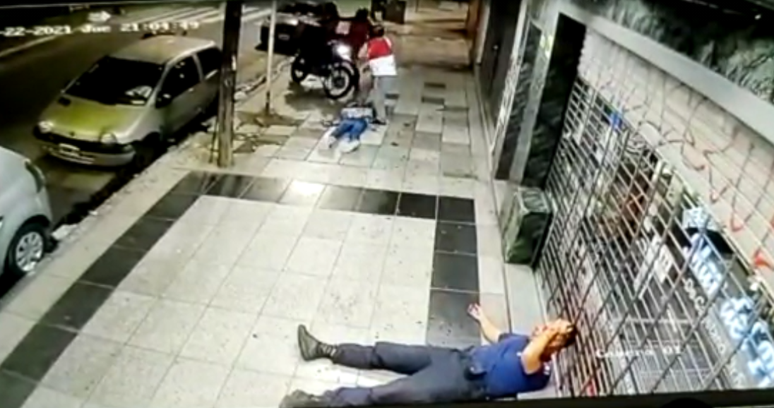 Policía herido y dos ladrones detenidos con ayuda de un delivery, tras raid terminado en Ramos Mejía