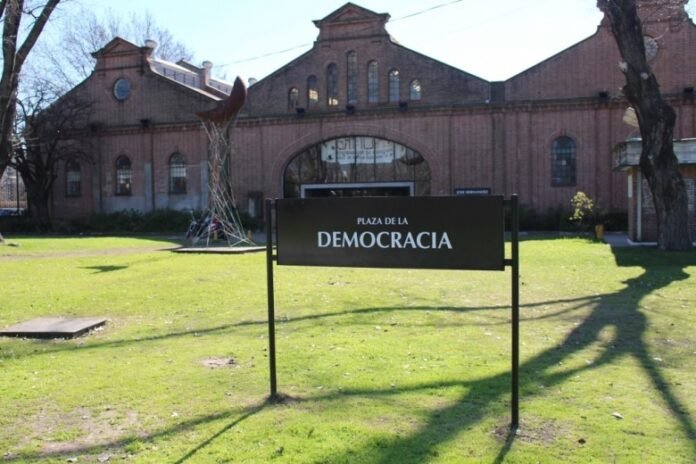 UNLa plaza de la democracia