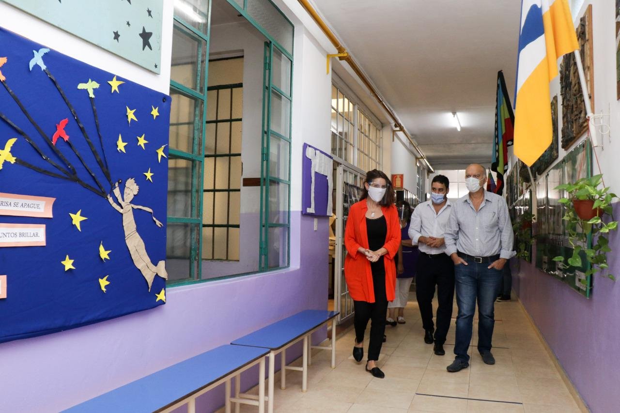 Clases presenciales: Grindetti visitó una escuela en Lanús Este y entregó subsidios para la compra de elementos de protección sanitaria