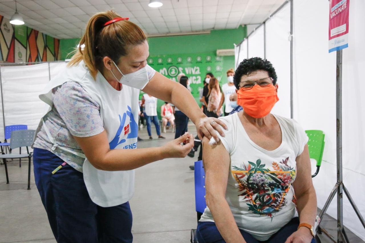 Avellaneda: recorrida por el nuevo vacunatorio de la Casa del Bicentenario