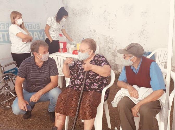 En plano domingo, Cascallares recorrió un centro de vacunación