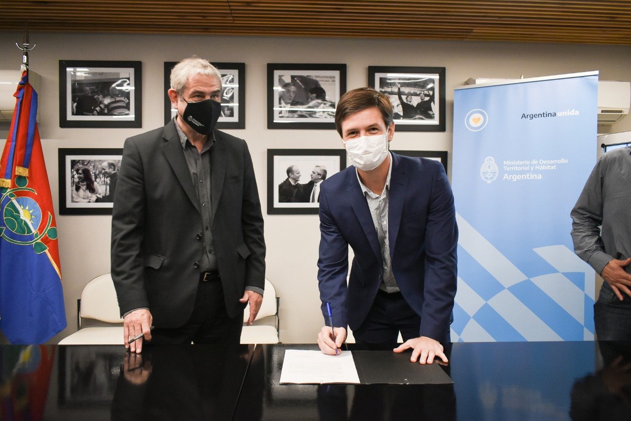 Para el financiamiento de obras en barrios e instituciones: Mantegazza firmó convenio junto a Ferraresi