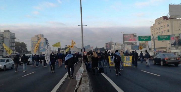 Choferes autoconvocados realizan un corte en General Paz en reclamo de aumento salarial y vacunas