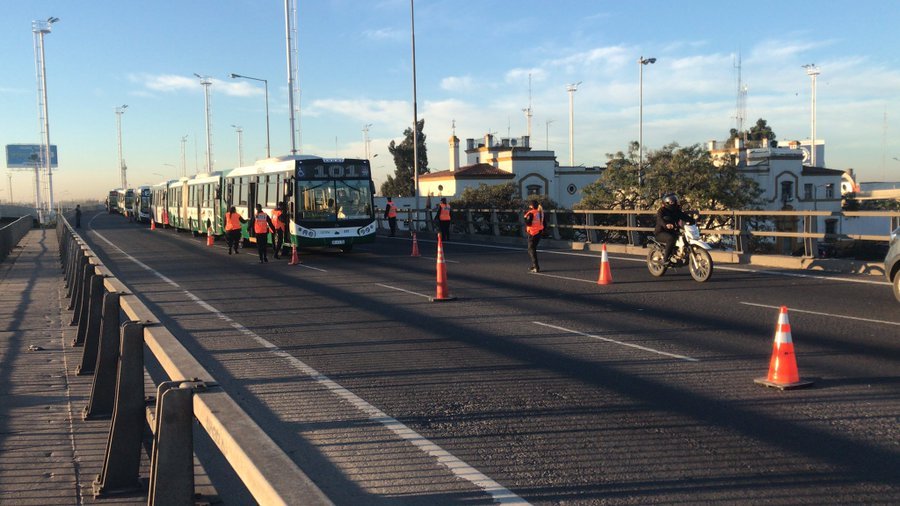 Otro día de demoras en el tránsito por estrictos controles vehiculares en los accesos a la Ciudad