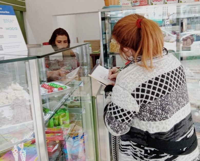 El Voluntariado de la Universidad de Lanús ayuda a personas de riesgo durante todo el proceso de vacunación