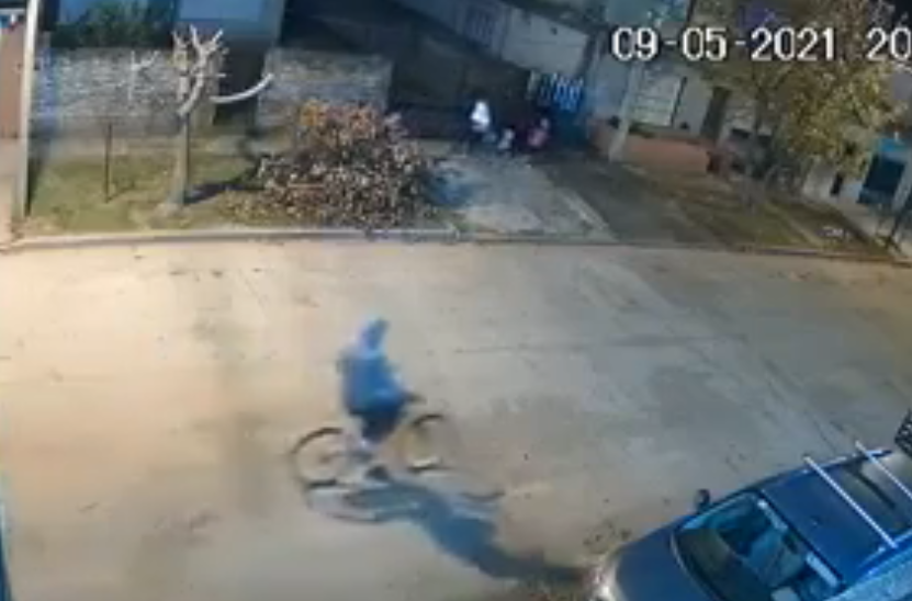 Ezpeleta: delincuente armado en bicicleta asaltó a una mujer que caminaba con su hija y le quitó una bolsa con remedios