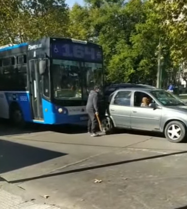 Una de Relatos Salvajes en Monte Grande: conductor de un vehículo discutió con dos choferes y terminó golpeado