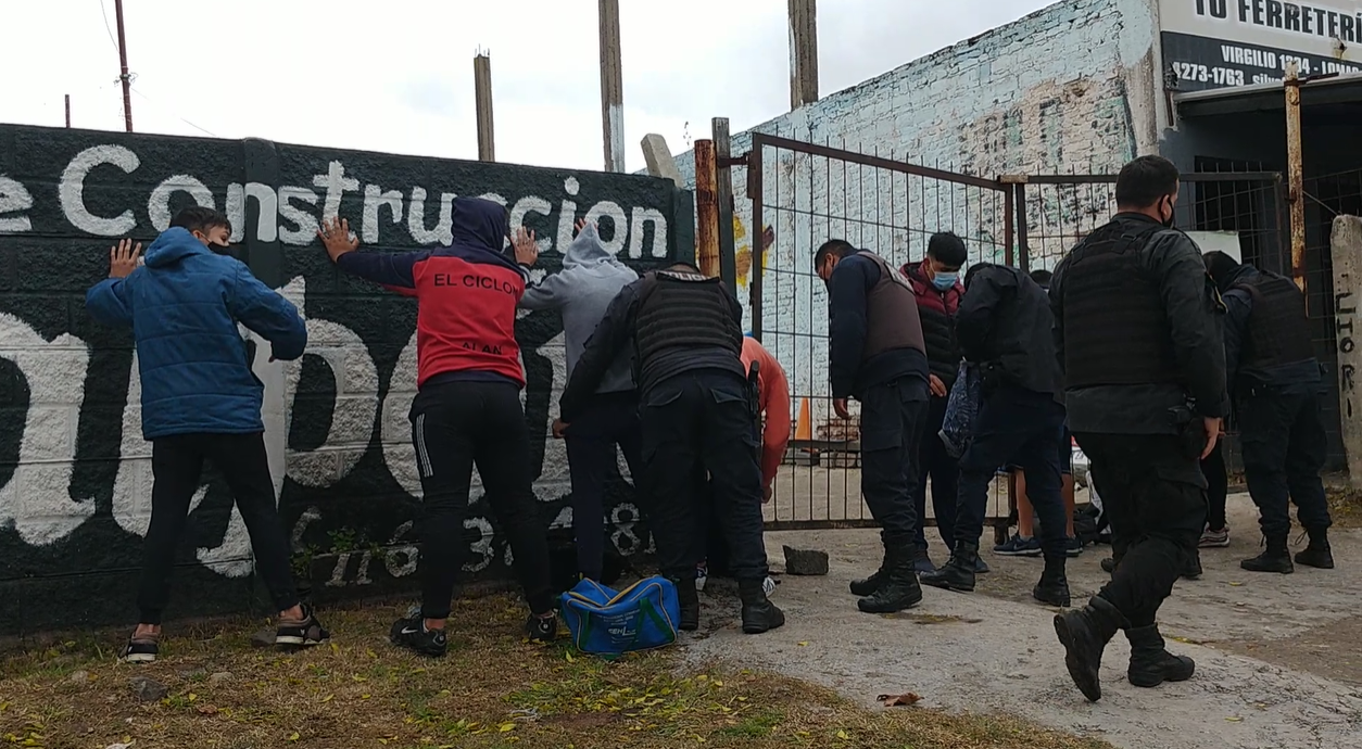 Efectivos irrumpieron en un partido de fútbol «clandestino» en Temperley y trasladaron a los jugadores a la comisaría