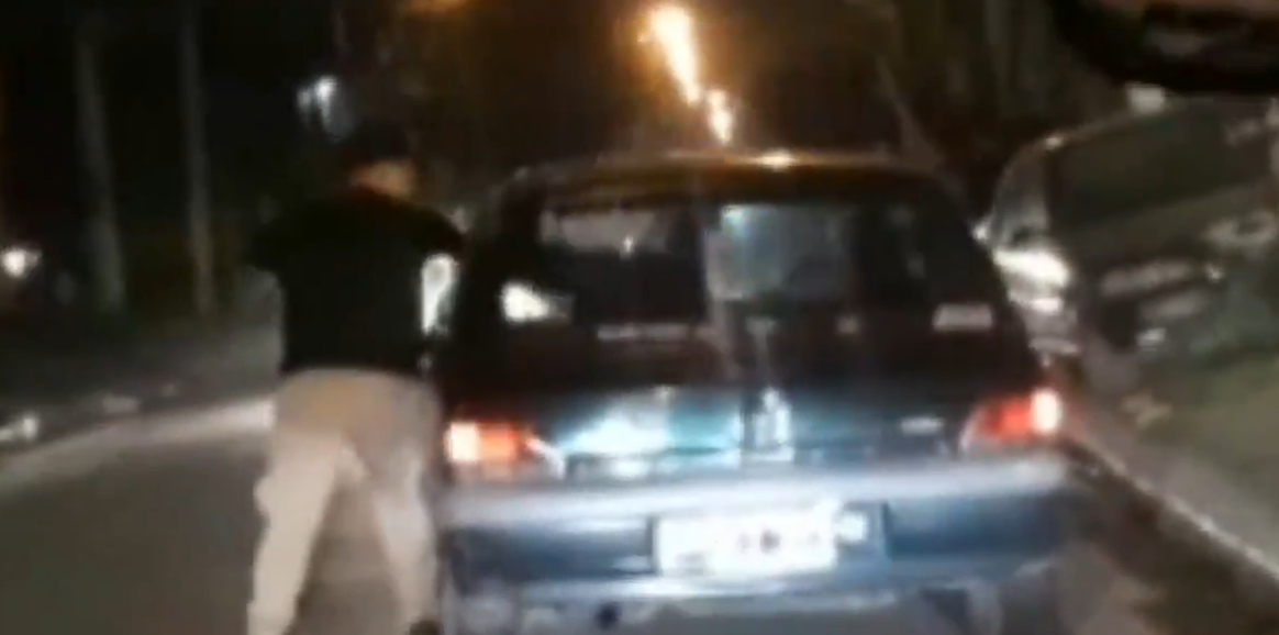 Baleó en la pera al actual marido de su ex, el ataque quedó filmado y lo buscan por lesiones