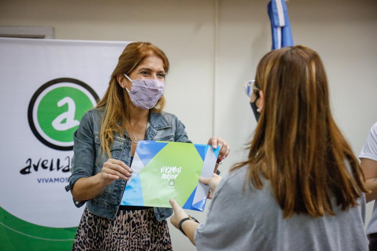 Avellaneda: Magdalena Sierra entregó más de 60 millones de pesos en subsidios a escuelas