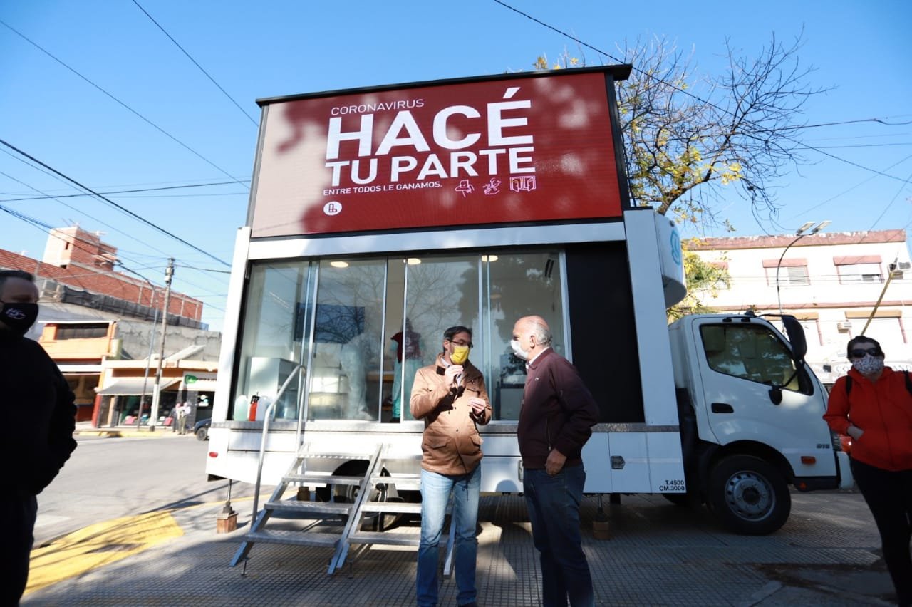 Con el foco puesto en los testeos y la vacunación antigripal, Grindetti recorrió el operativo integral de salud en Lanús Oeste