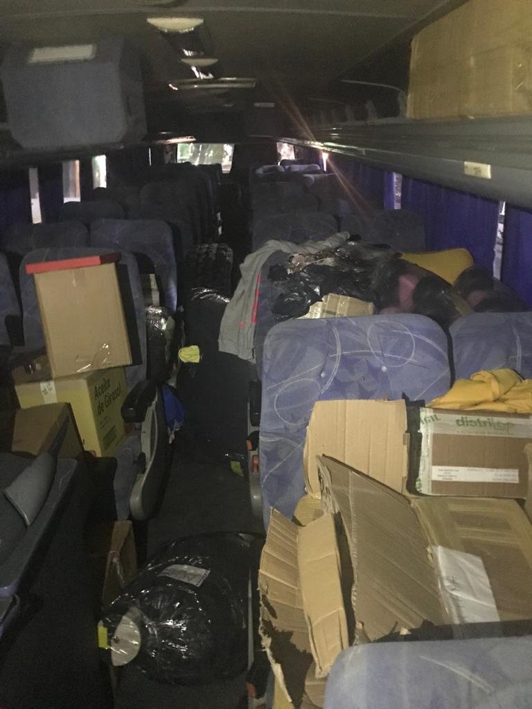 Ley de Marcas: tres detenidos en Almagro por transportar en un micro más de 1.000 prendas apócrifas