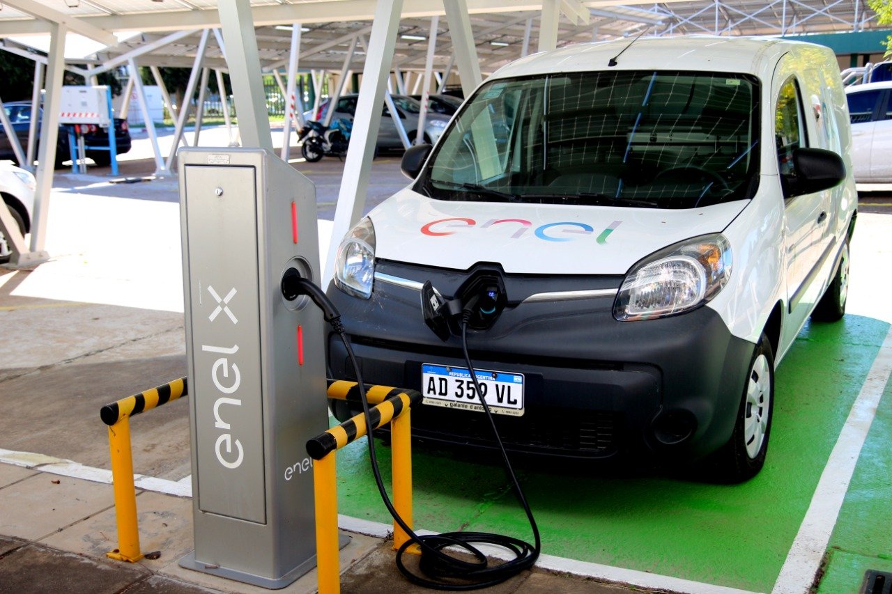 ENEL Generación Costanera inauguró su propio parque solar para dar energía a las oficinas de la Central y cargar autos eléctricos