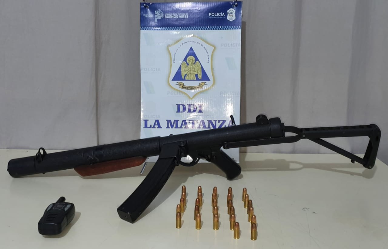 Uno de ellos con pedido de captura en Lomas: detienen a tres sujetos en La Matanza que circulaban en su vehículo con una ametralladora