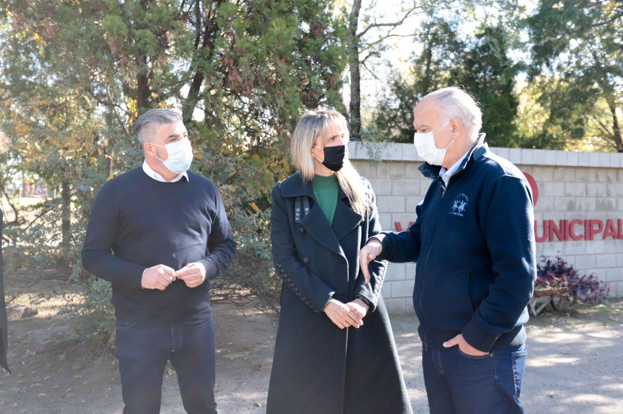Grindetti y Gladys González analizaron el plan «Actitud Verde» y recorrieron el Vivero Municipal