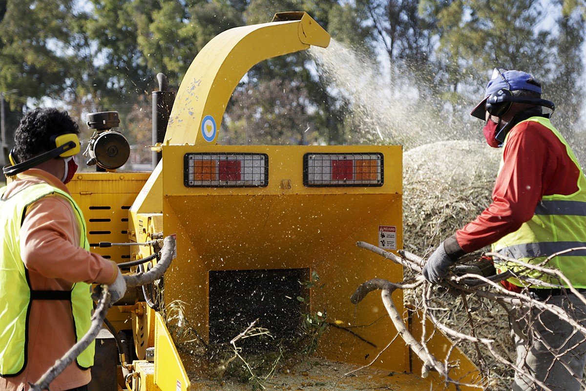 Circuito ecológico: en Brown transforman miles de kilos de ramas en abono para plazas y paseos