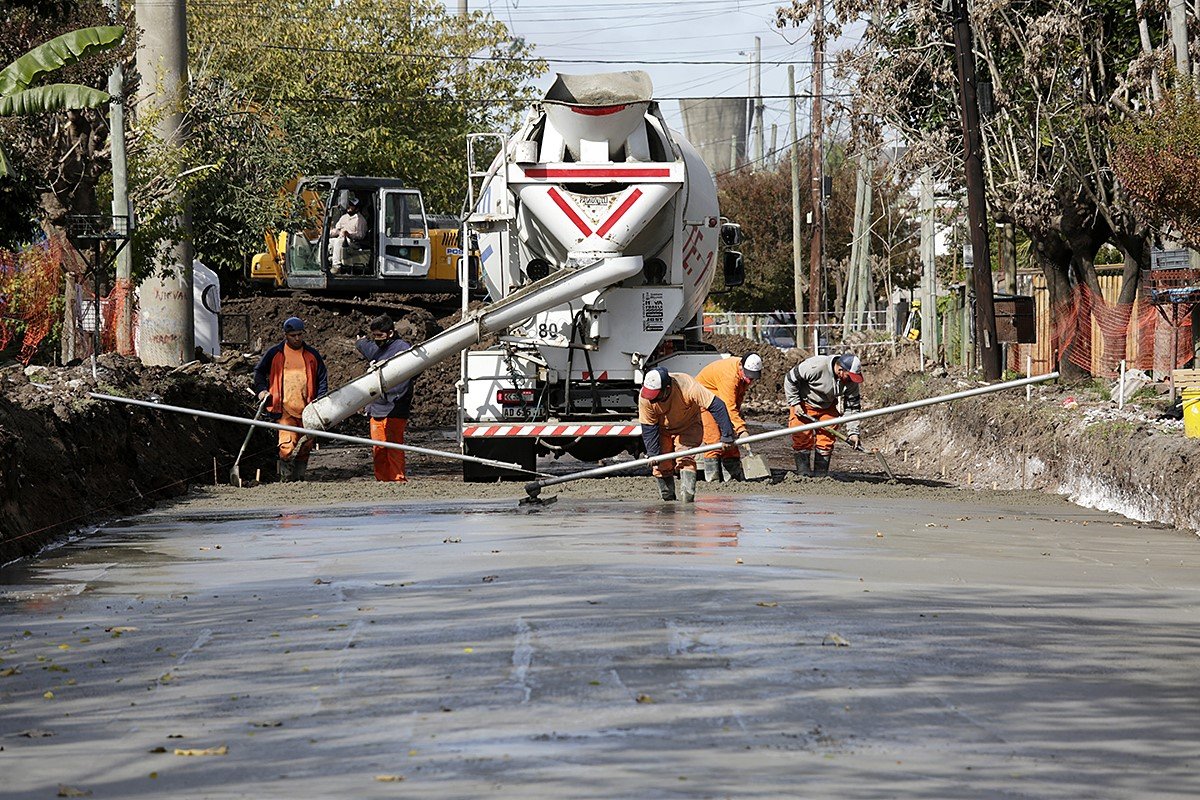 Avanzan las obras de asfalto en barrios y localidades de Brown