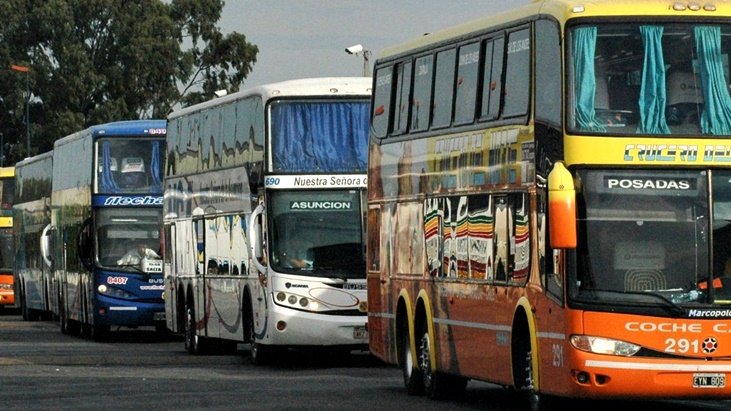 Transporte de media y larga distancia y vuelos de cabotaje seguirán funcionando solo para esenciales