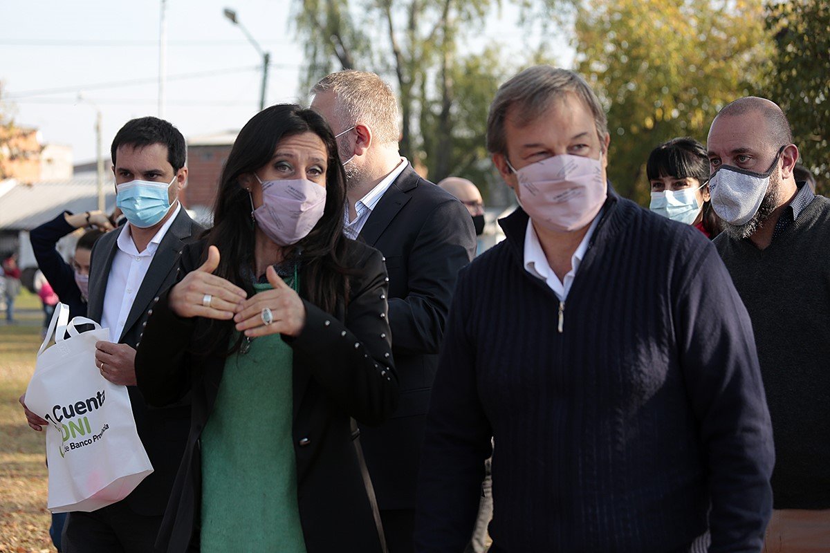 Mariano Cascallares y Paula Español recorrieron el Mercado Federal Ambulante en Rafael Calzada