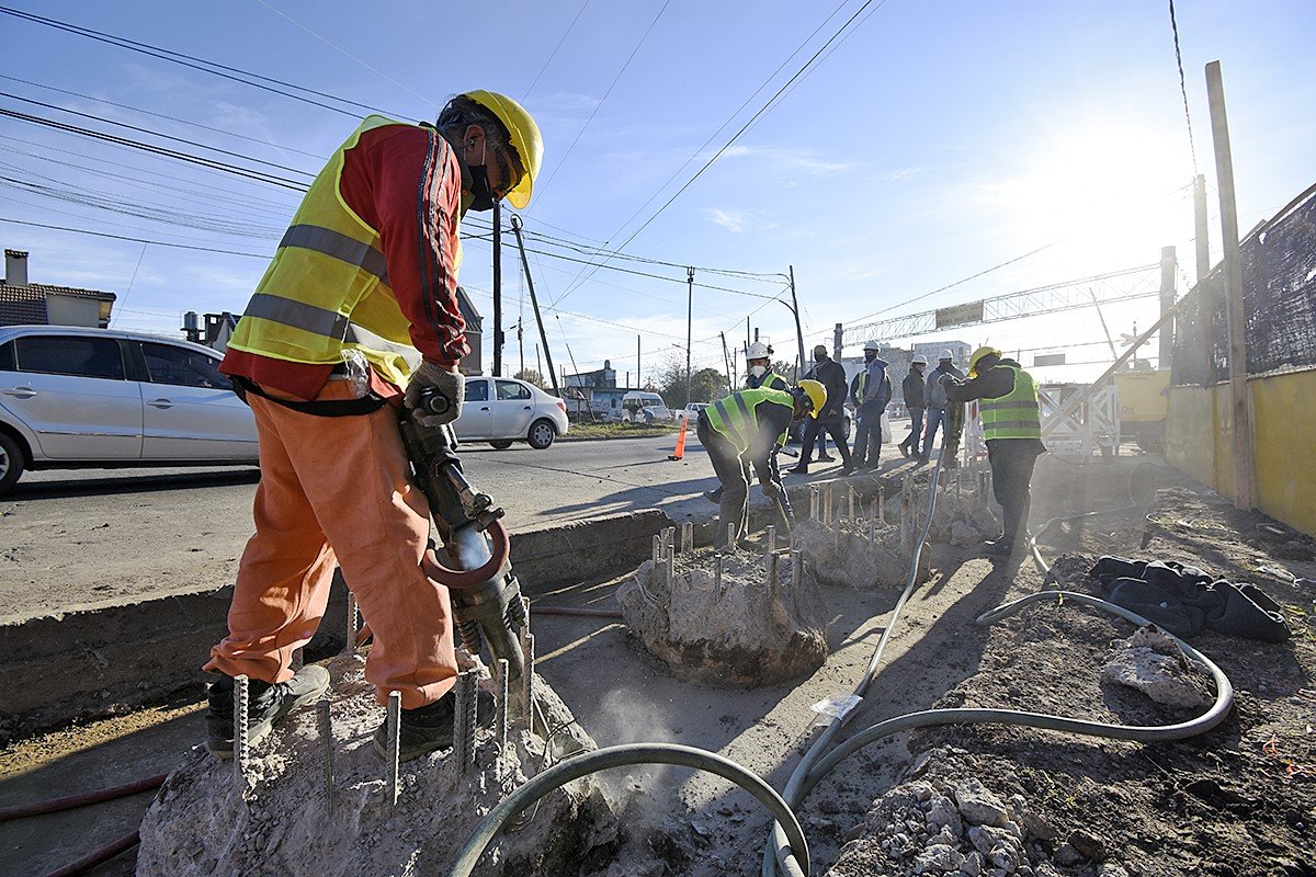 El ministro Alexis Guerrera y Mariano Cascallares recorrieron la obra del paso bajo nivel de la avenida San Martín