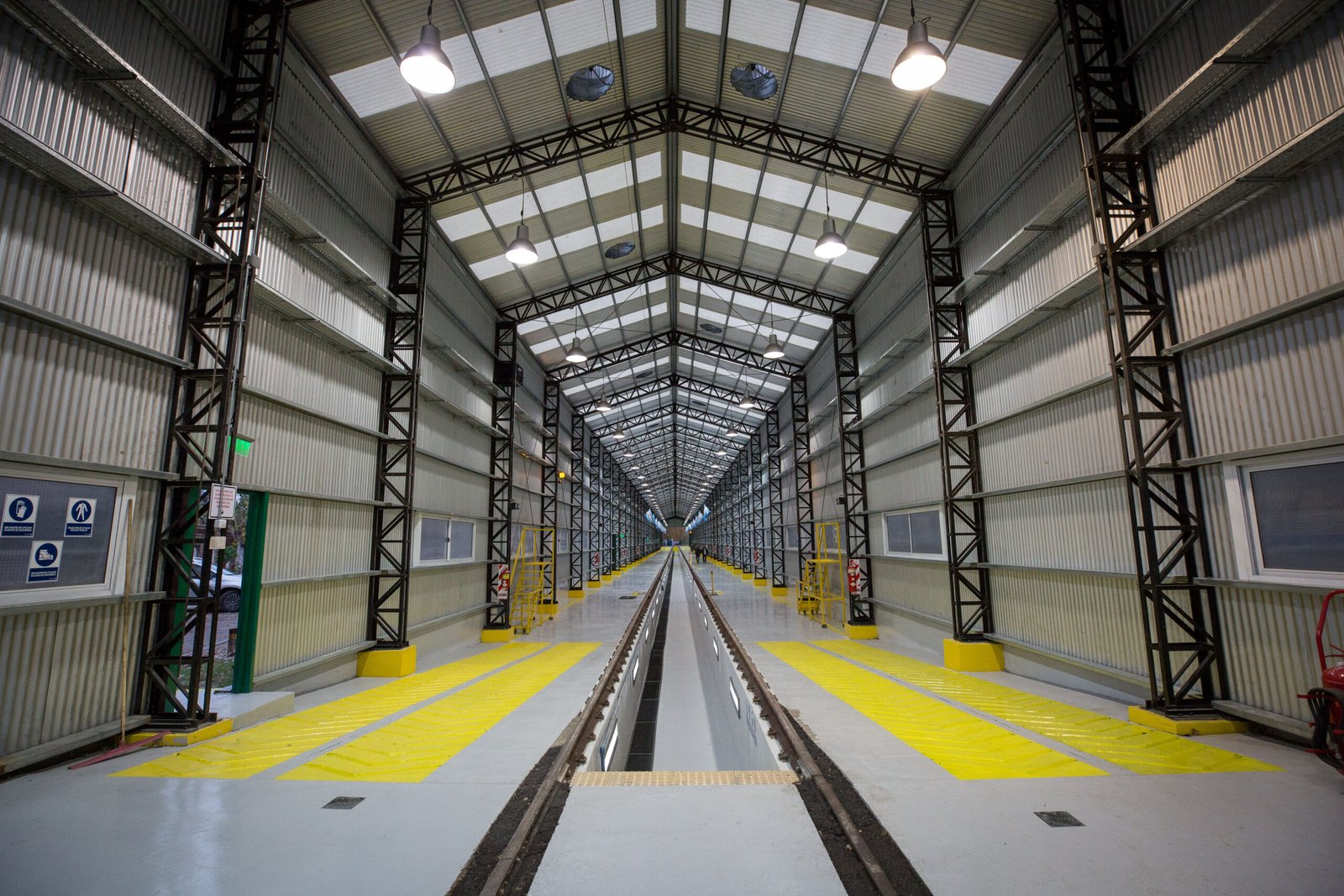 Tren Roca: inauguraron nueva nave de mantenimiento en los talleres de Remedios de Escalada