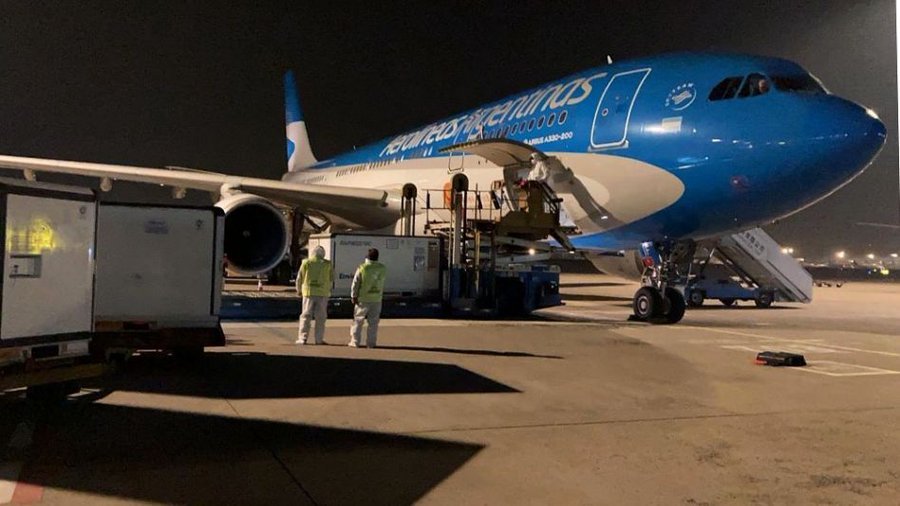 Llega por Aerolíneas Argentinas el primer lote del activo para la fabricación de la Sputnik V