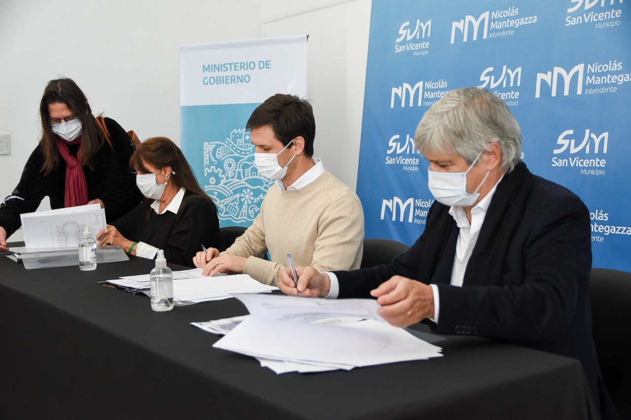 La ministra García y el intendente Mantegazza firmaron convenio de cesión de tierras al Municipio