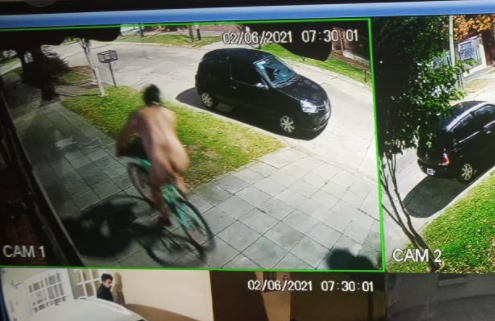 «Así arranca mi día»: la reacción de un vecino de Banfield al cruzarse con un nudista andando en bici