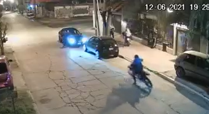 Isidro Casanova: «motochorros» dispararon cuatro veces a una familia para robarle el auto