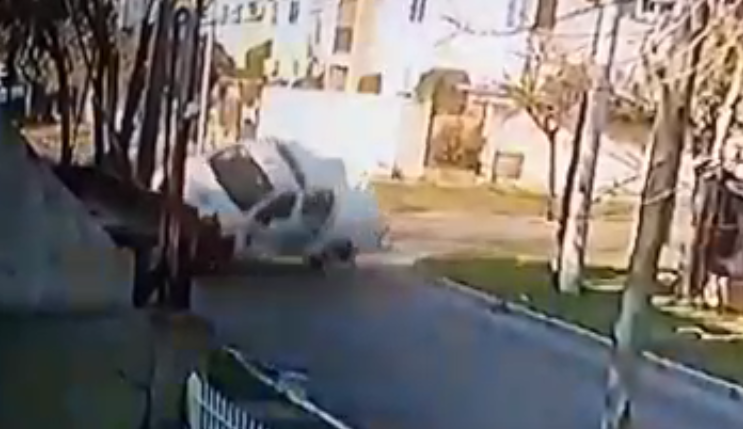 Patrullero volcado en Luis Guillón: policías acuden a una emergencia pero los chocó un conductor que iba mirando el celular