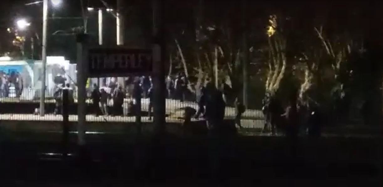 Ayer en la estación Temperley: la paralización del servicio ferroviario en horario pico generó confusión y reclamo de pasajeros en las vías