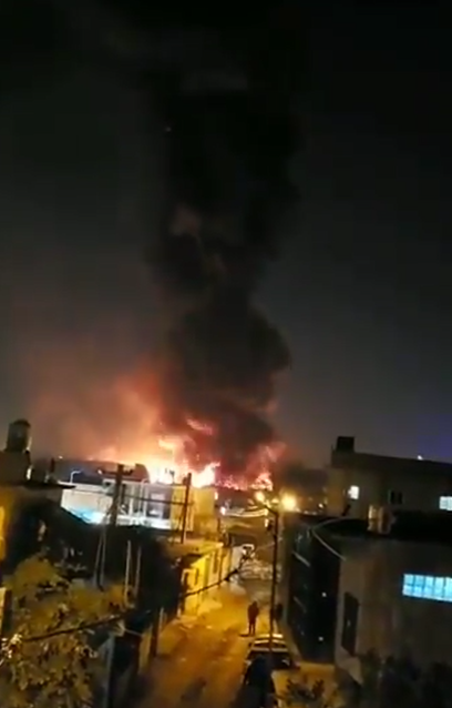 Bernal: cinco dotaciones de bomberos trabajaron para extinguir un incendio en un depósito de cartón