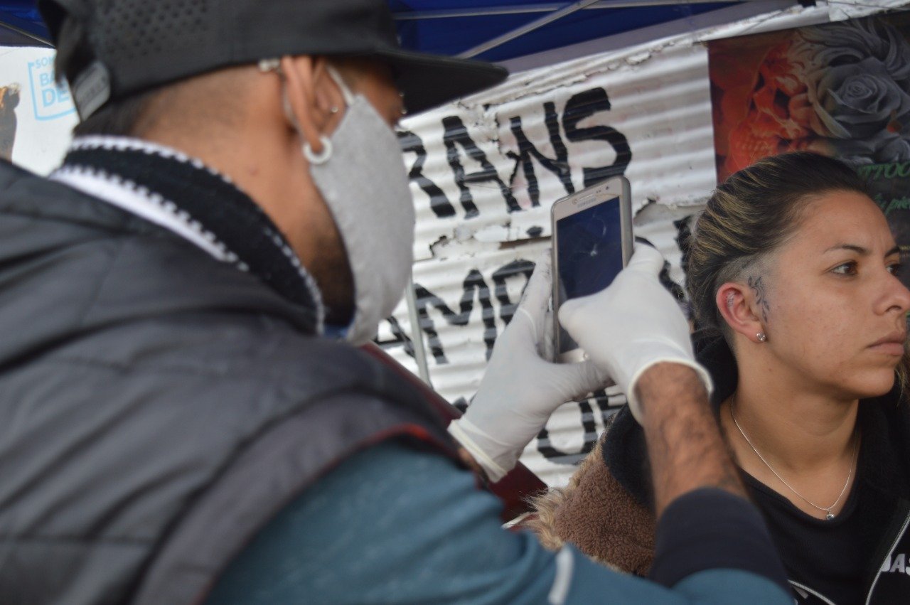 En el merendero «Los Polaquitos»: tatuajes solidarios a beneficio de chicos y chicas de Ingeniero Budge