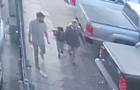 Femicidio en La Matanza: creen que el hombre que atacó a la mujer frente a su hijo iba a venderle algo