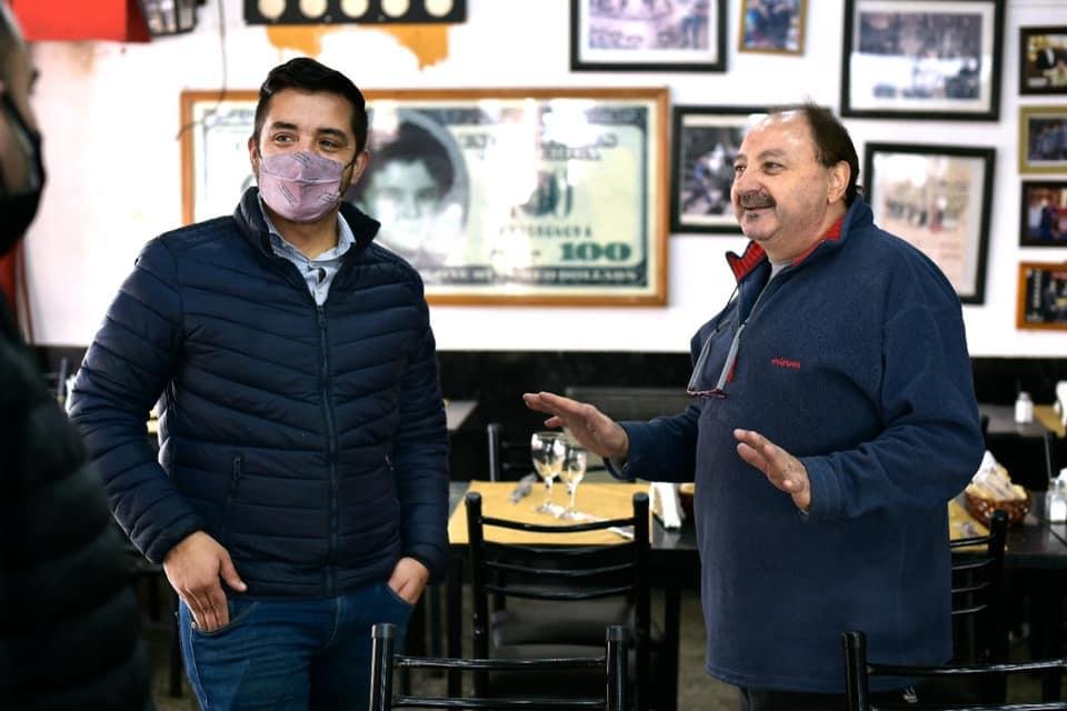 Agustín Balladares se reunió con representante de comerciantes de Monte Chingolo y visitó el bodegón «La Esquina de Matteo»