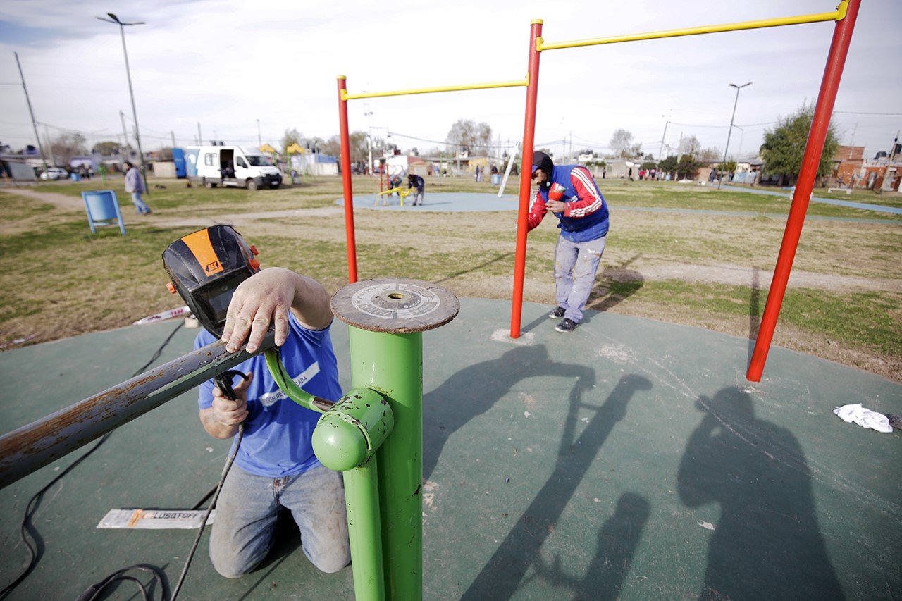 Municipio Brown completó la puesta en valor y la forestación de un paseo público en Glew