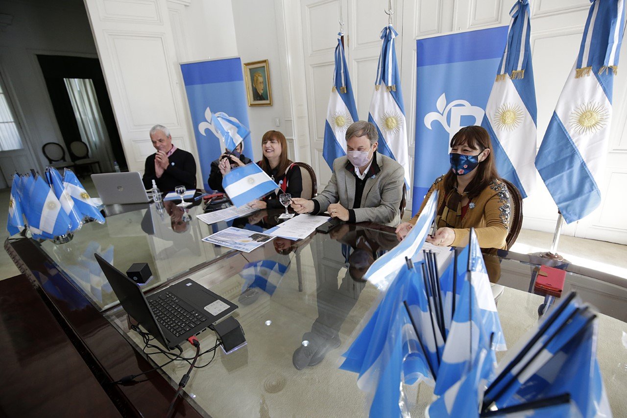 Cascallares encabezó la Promesa virtual a la Bandera de 150 alumnas y alumnos