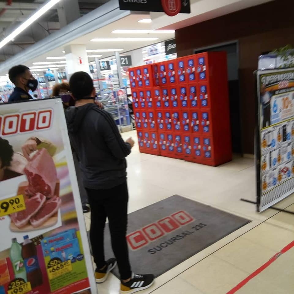 Discrimación: denuncian que en el Coto de Quilmes no dejaron entrar a dos no videntes con sus perros guía