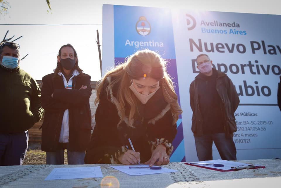 Magdalena Sierra firmó el acta de inicio de obras para el barrio Danubio Azul de Dock Sud