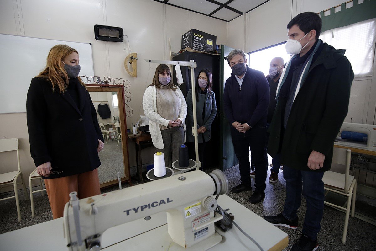 Cascallares y la Ministra de Trabajo recorrieron instituciones y entregaron equipamiento