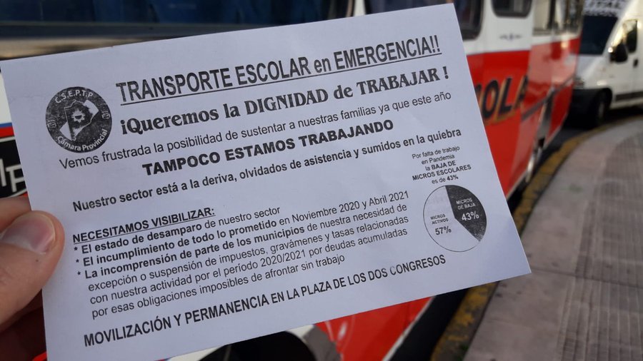 Choferes de micros escolares protestan en el Congreso para pedir ampliación del aforo de pasajeros