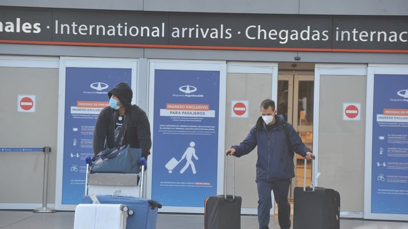 El Gobierno prorrogó el DNU hasta el 6 de agosto y amplió el cupo de ingreso al país