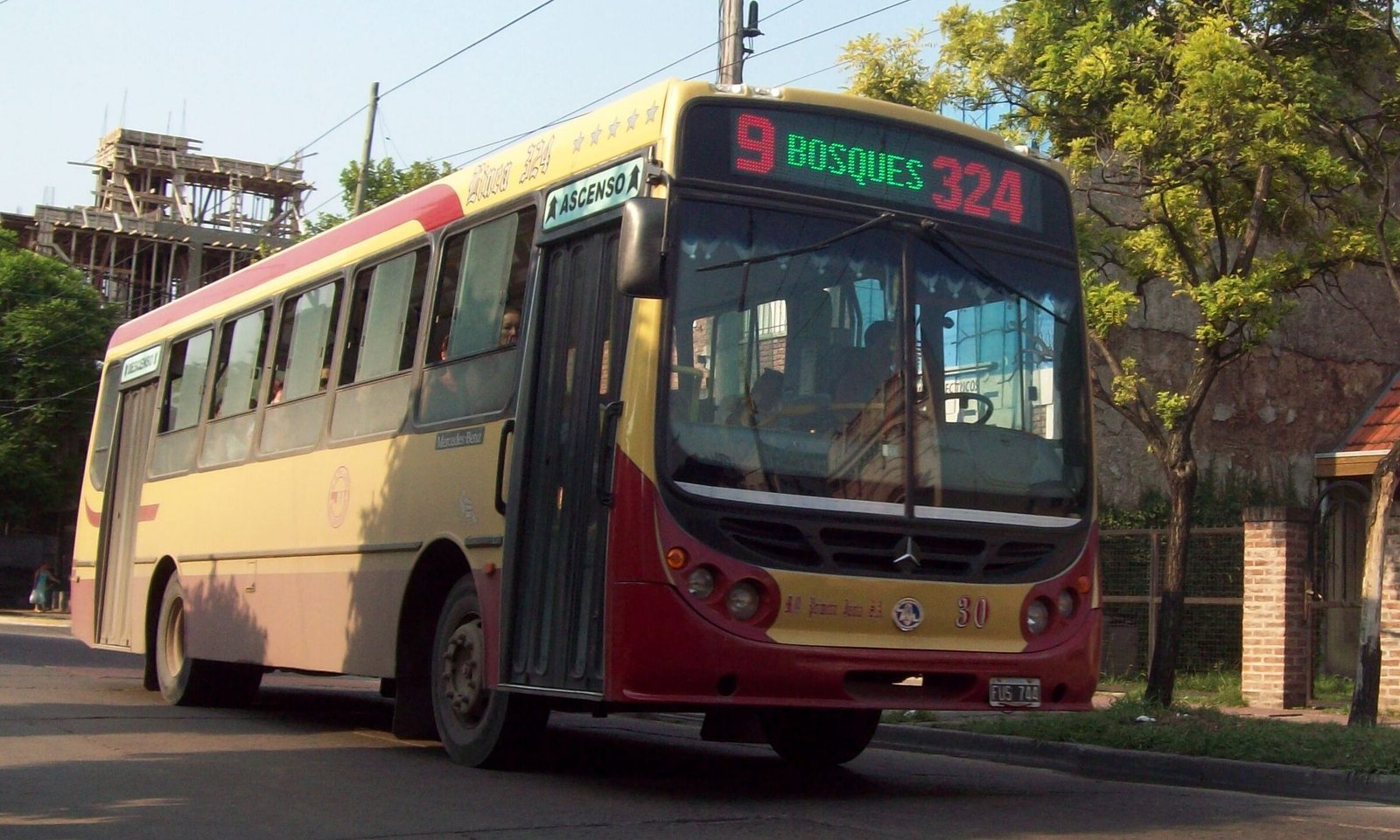 Hubo medida de fuerza esta mañana: colectiveros de la 324 reclamaron por violento robo a bordo de una unidad en Quilmes