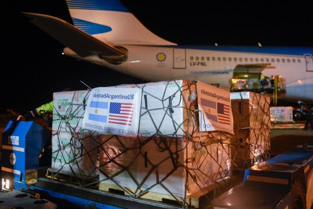 Comenzó la distribución de más de 900 mil vacunas Moderna para jóvenes de 12 a 17 años