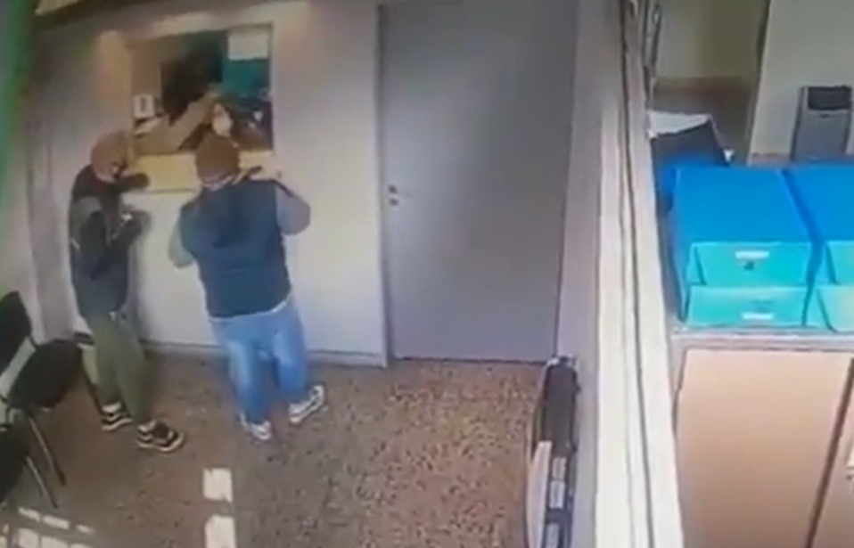 Se hicieron pasar por pacientes: cuatro sujetos asaltaron un laboratorio de análisis clínicos de Lanús