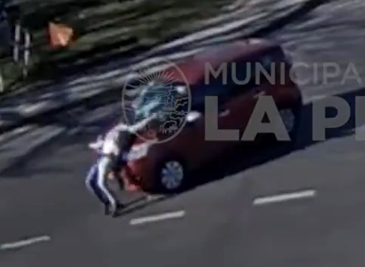 Insólito: peatón se arrojó sobre el parabrisas de un auto que venía circulando en La Plata